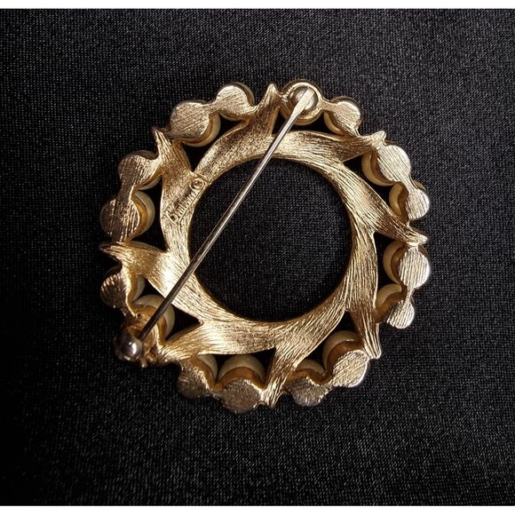 Vintage 1960s Trifari Signed Gold-Tone Leaf & Faux Pearl Wreath Brooch Pin - Picture 5 of 5